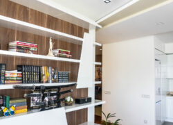 Интерьер на контрасте белого и дерева Малина-про Дизайн студия