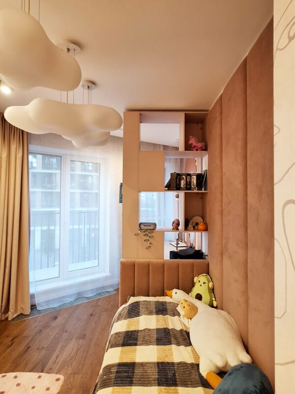 Интерьер узкой детской комнаты для девочки