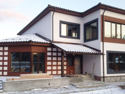 просторный загородный дом интерьер с большими окнами