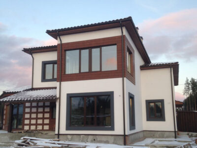 просторный загородный дом интерьер с большими окнами