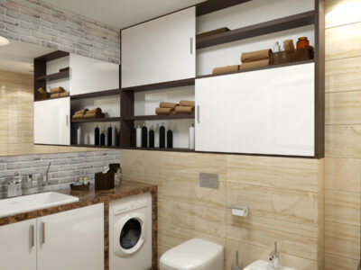 расширенная ванная комната с полочками и шкафами